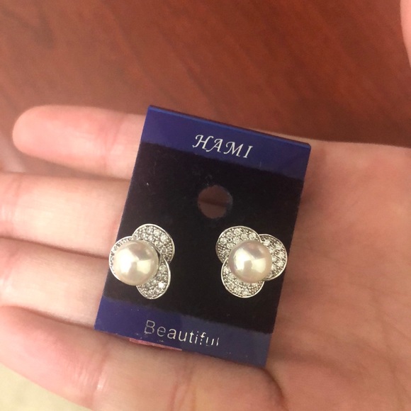 SHINY PEARL STUD EARRINGS - Picture 1 of 6